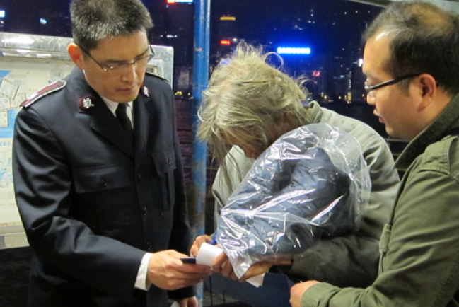 寒流襲港 救世軍給露宿者送禦寒衣物