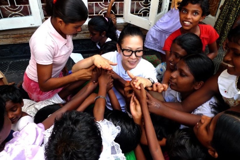 劉若英訪斯里蘭卡貧童感受良多