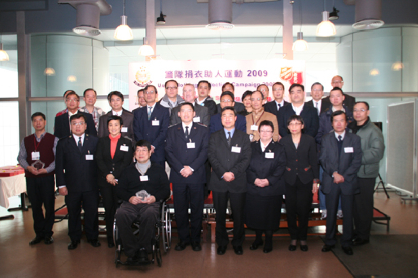 回收10万公斤衣物 救世军表扬警队捐衣助人