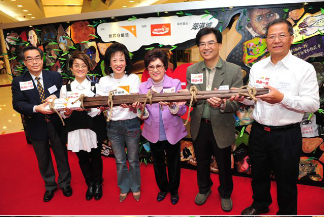 齊齊綁起大筷子支持「饑饉」 「哭牆」變「Hope牆」