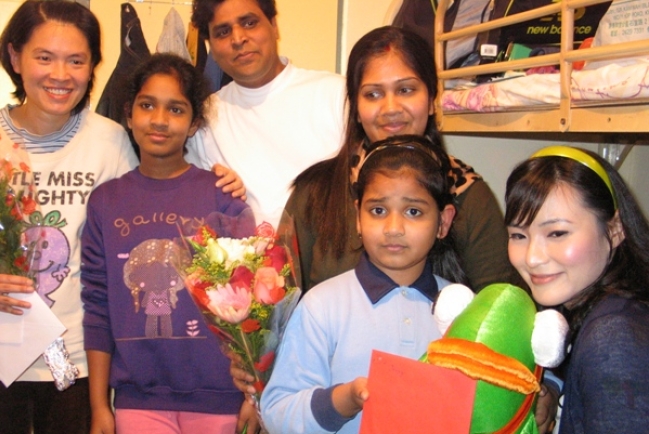 義工愛心複製魚公仔 塌樓印童重獲摯愛