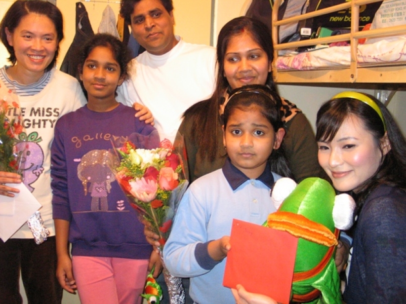 義工愛心複製魚公仔 塌樓印童重獲摯愛