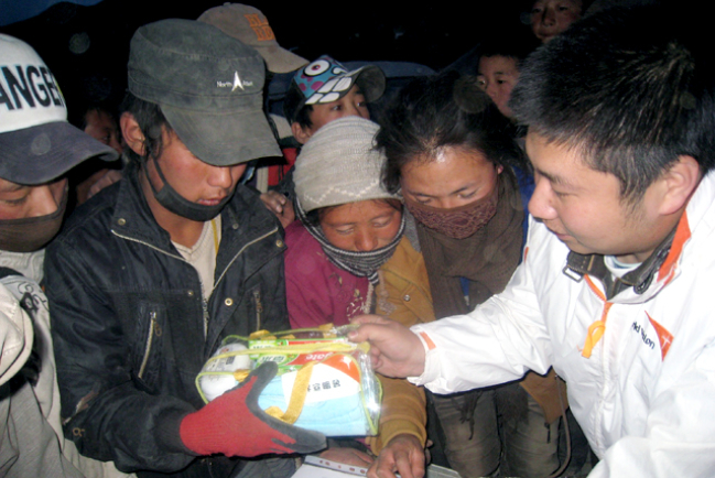 宣明會在青海省玉樹縣 向災民派發救援物資