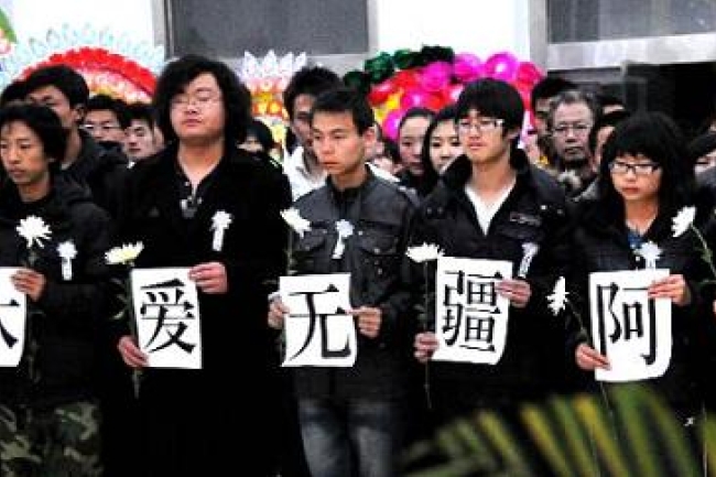 香港義工黃福榮玉樹震中捨身救人感動神州