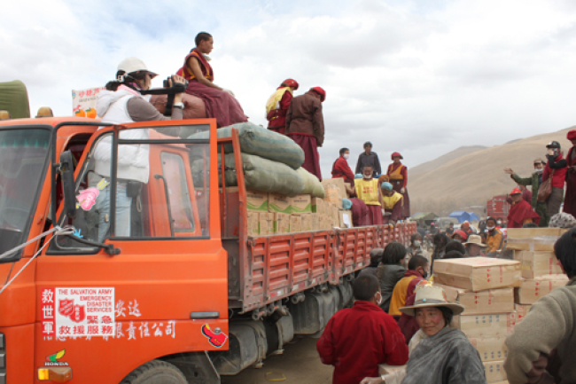 救世軍6千張摺床送青海災民抗嚴寒