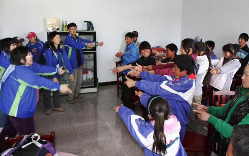 勵行會義工遠赴青海輔導災區學生 歌聲讓災童展笑臉