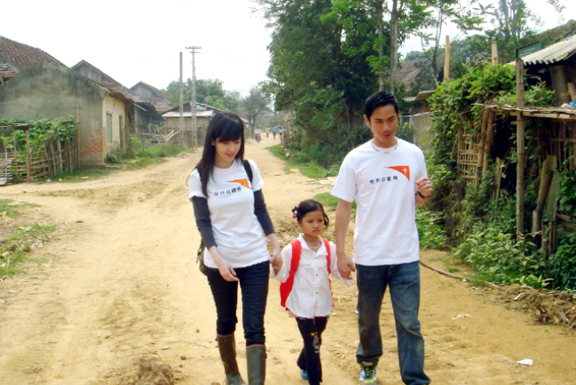 周慧敏、鄭嘉穎探訪越南助養囝囡  深感貧困孩子艱辛生活