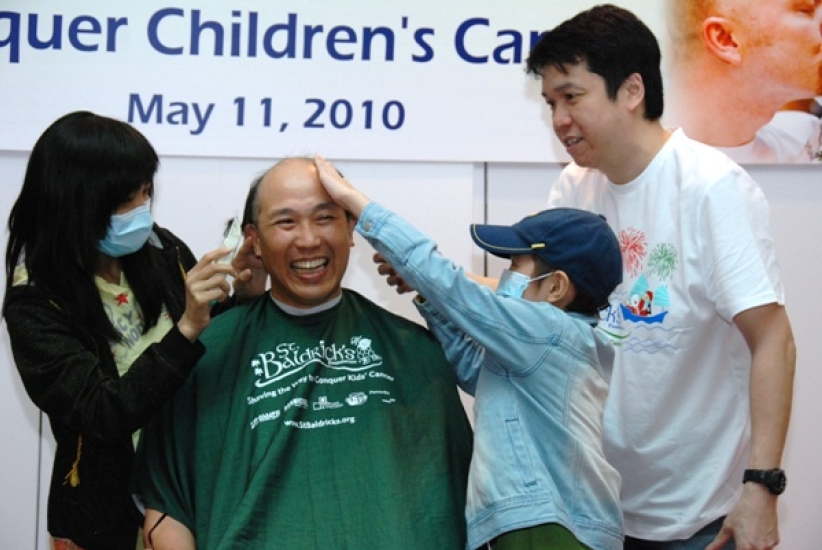 港大醫學院教授剃光頭 為癌病兒童籌款