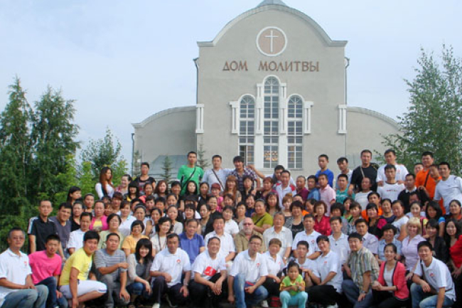 張伯笠牧師俄羅斯培靈布道 領160多人歸主