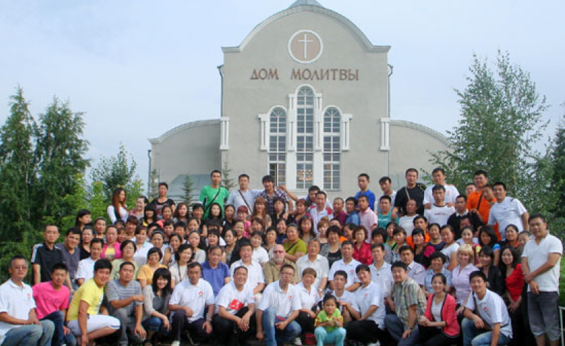 張伯笠牧師俄羅斯培靈布道 領160多人歸主