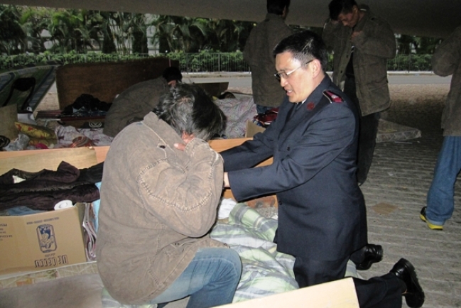 救世軍派發禦寒衣物予露宿者