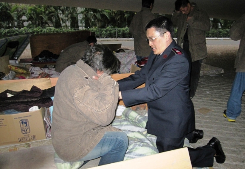 救世軍派發禦寒衣物予露宿者
