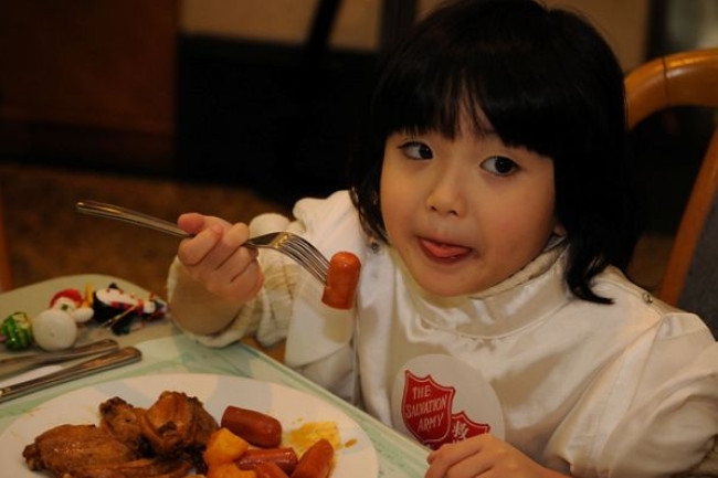 「萬寧妹妹」王允祈化身「愛‧分享」天使 與東涌兒童一同享用聖誕筵席