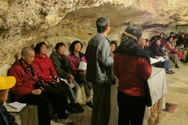 華人基督徒在伯利恆山洞迎聖誕