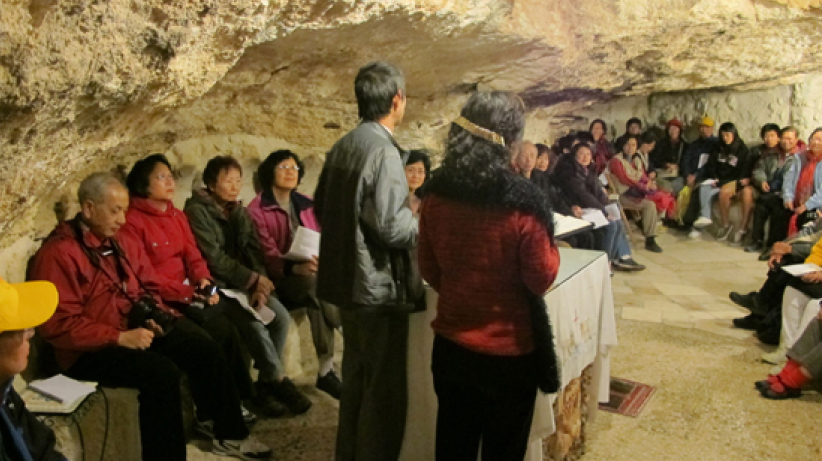 華人基督徒在伯利恆山洞迎聖誕