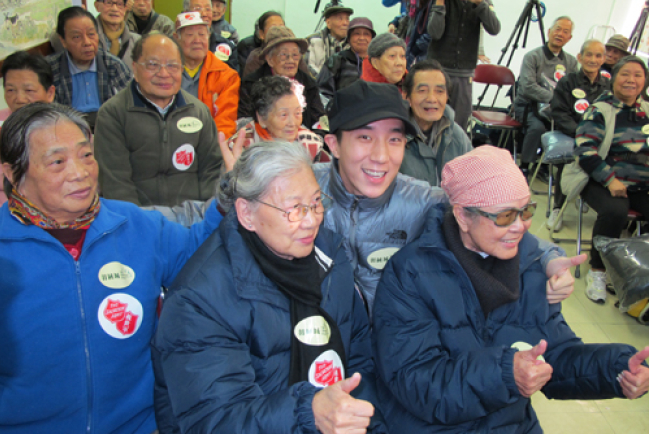房祖名與救世軍寒冬送暖 同關注低收入長者