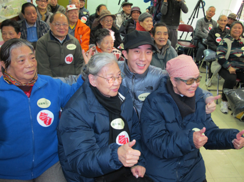 房祖名與救世軍寒冬送暖 同關注低收入長者 