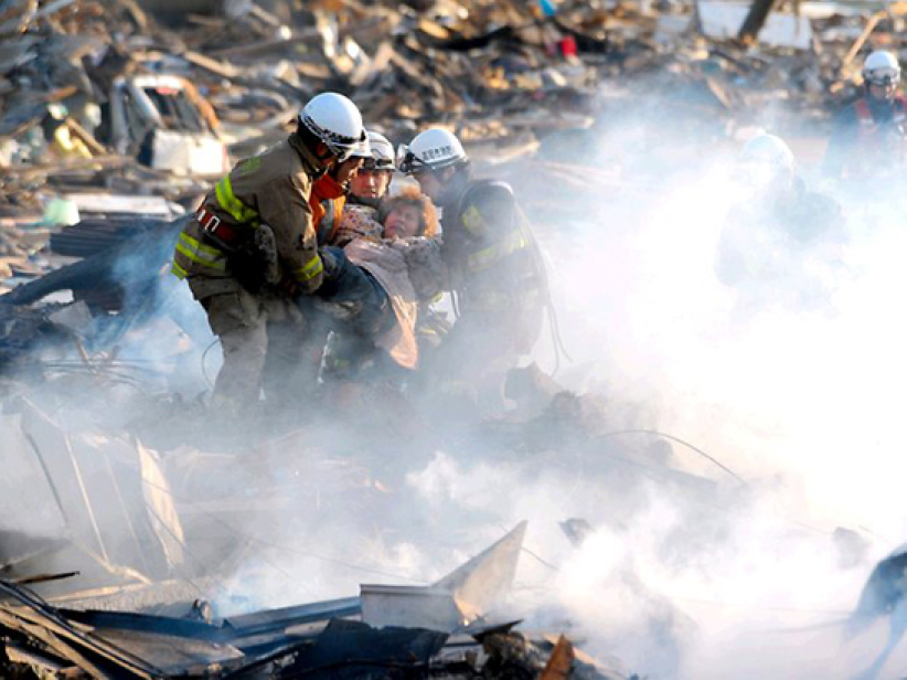 日本地震紧急救援 预计过万人死亡‎