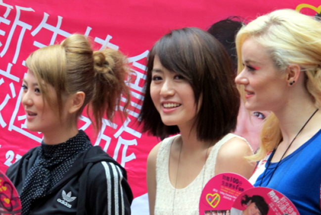 裕美、陳明恩、謝文雅銅鑼灣鬧巿發放防毒訊息