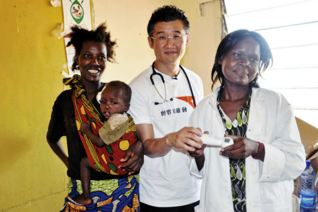莫樹錦醫生首訪非洲 與助養囡囡會面