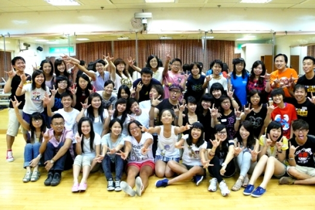 東非糧荒 近70青年舞躍旺角街頭以汗水籌款