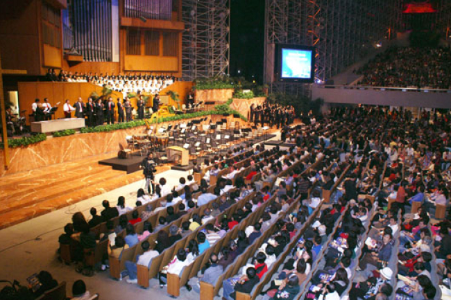 華人佈道家張伯笠水晶大教堂佈道 逾300人信主