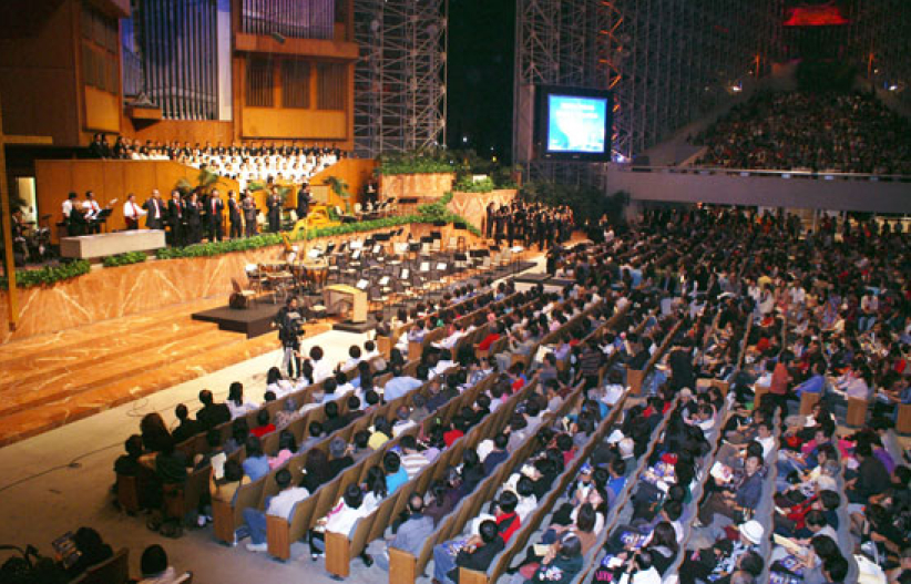 華人佈道家張伯笠水晶大教堂佈道  逾300人信主