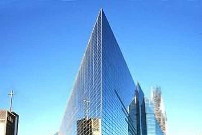 多方爭相高價競投水晶大教堂物業