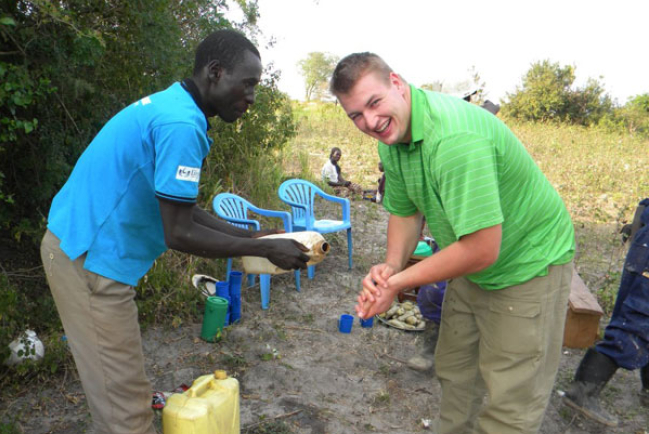 美足球星參與烏干達人道援助見證上帝