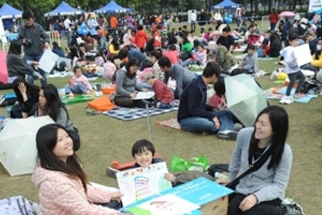 2000名小畫家維園善舉 籌50萬支持玉樹重建