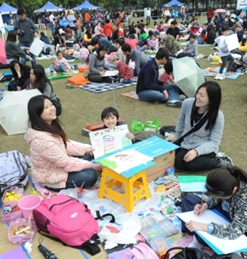 2000名小画家维园善举 筹50万支持玉树重建