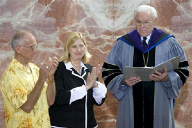 水晶大教堂創辦人家庭成員被解僱 「權能時間」癱瘓