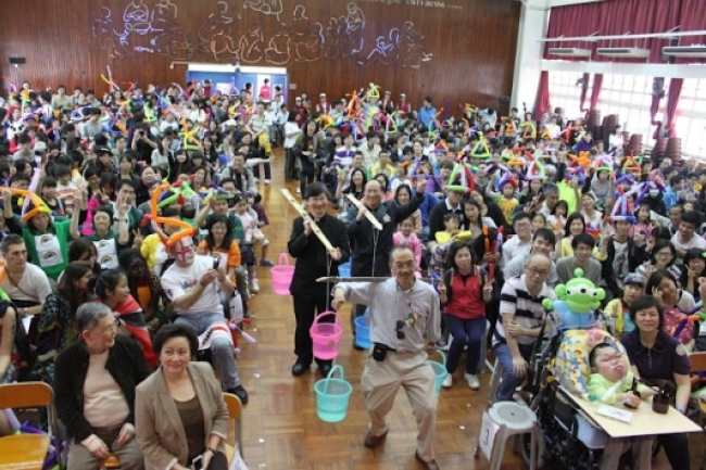 800多人沙田河畔擔水行 體驗艱辛多珍惜