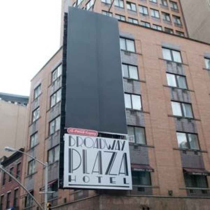 牧師投訴不雅 可口可樂撤走巨型半裸女廣告 