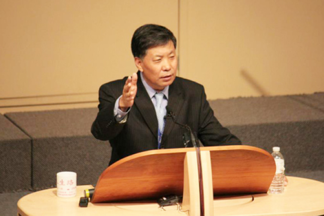 張伯笠加國卡城培靈會 挑旺數百信徒獻身