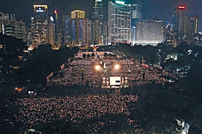 香港18萬人燭光晚會紀念「六四」