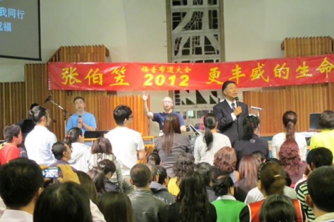 張伯笠溫哥華訊息受歡迎 350人歸主