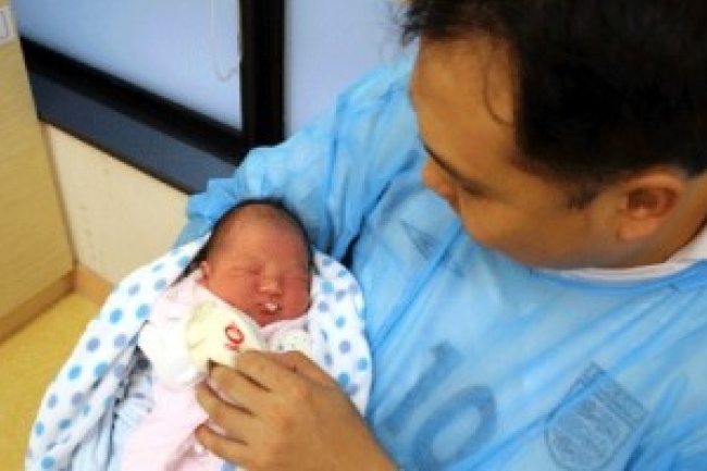 港爸喜訊：勞僱會通過三天有薪待產假