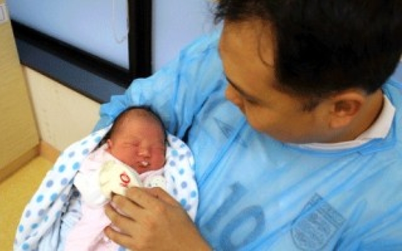 港爸喜訊：勞僱會通過三天有薪待產假  