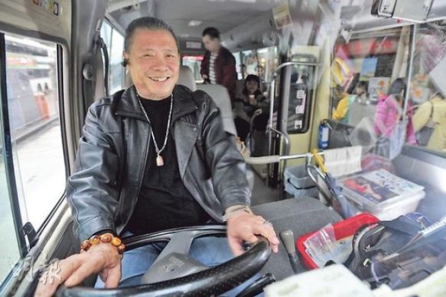 小巴「大佬」愛心義載長者全城「讚」