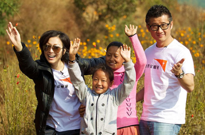 郑秀文探访尼泊尔贫童传递神的爱