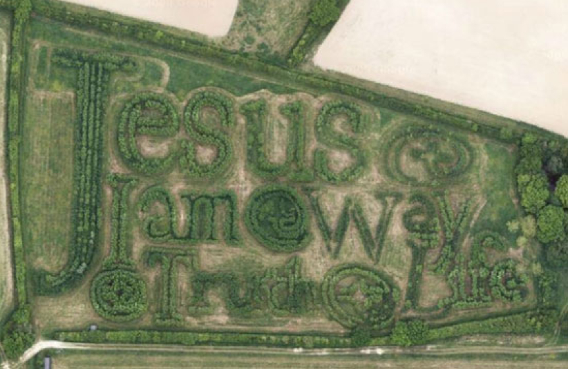 英國農夫人工植樹現巨大聖經金句