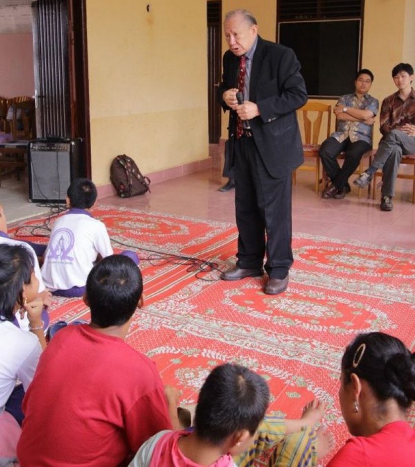 唐崇荣向智障儿童讲「十字架强盗的悔改」