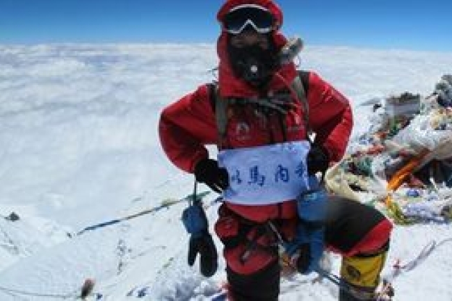 中國基督徒登珠穆朗瑪 亮「以馬内利」榮主
