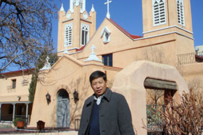 張伯笠無法見病危老父 吾爾開希為他禱告