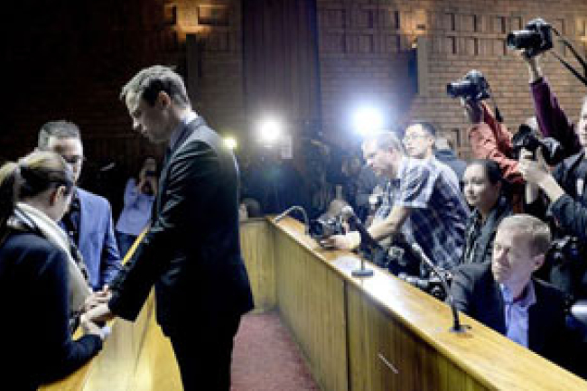 殘奧刀鋒短跑名將殺女友 開庭前流淚禱告