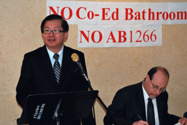 校厠惡法女生恐慌 反對者徵簽誓推翻