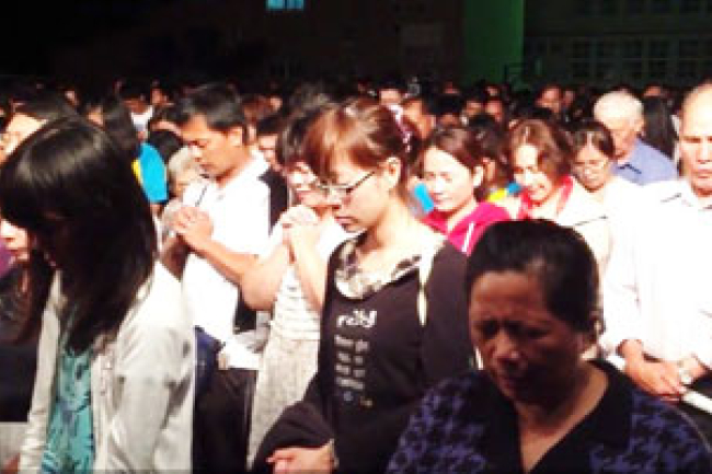 唐崇榮佈道會 台東縣長夫人一同禱告