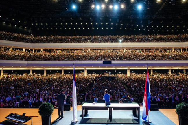 力克胡哲巴拉圭佈道 史無前例萬人歸主