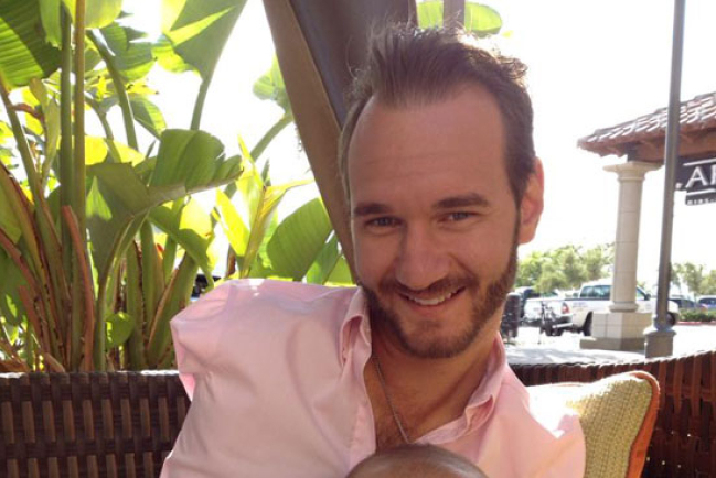 無肢力克與七個月大小兒溫馨合照